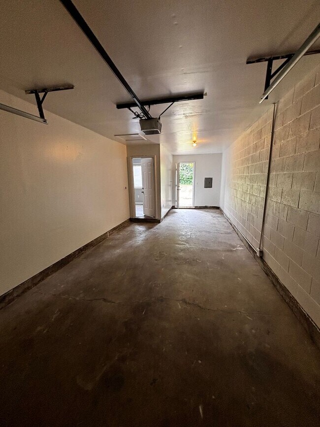 Building Photo - Beautiful 2 bed 1.5 bath Duplex with spacious backyard!