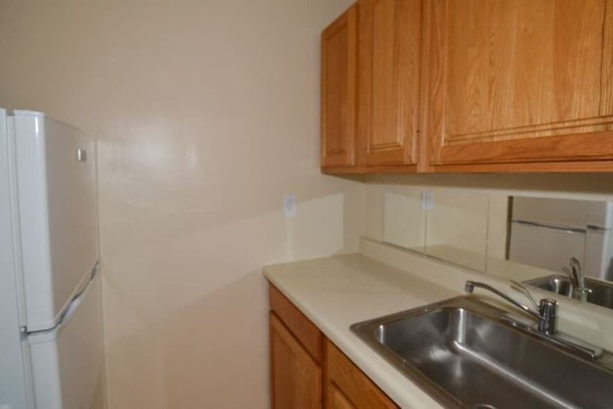 Building Photo - 429 W Roscoe St