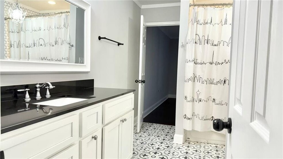 Building Photo - 1104 Pine Heights Dr NE