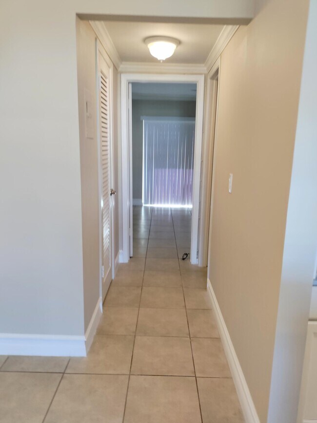 Building Photo - 740 Horizon W