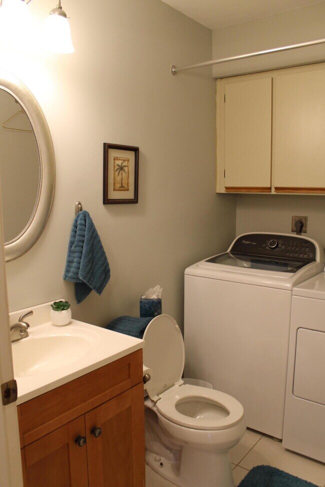 Building Photo - 301 SE Castle Ct