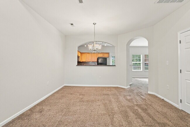 Building Photo - Spacious End Unit Townhome!