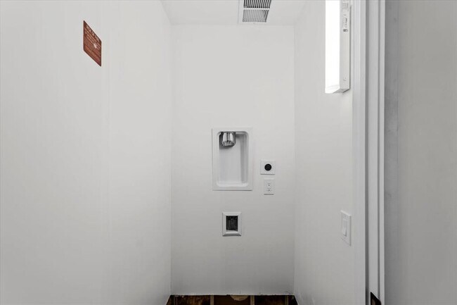 Building Photo - 610 Davis St