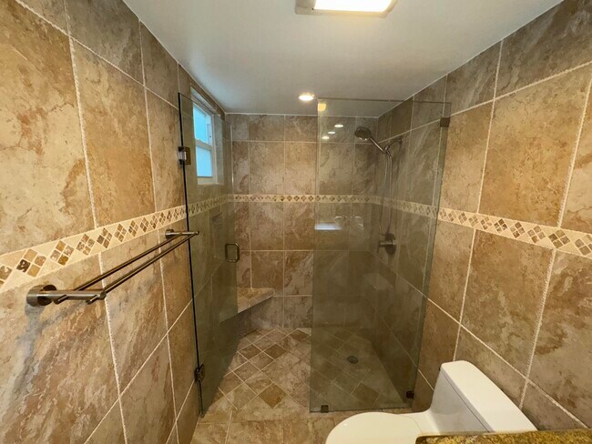 Building Photo - 6447 Parkview Dr