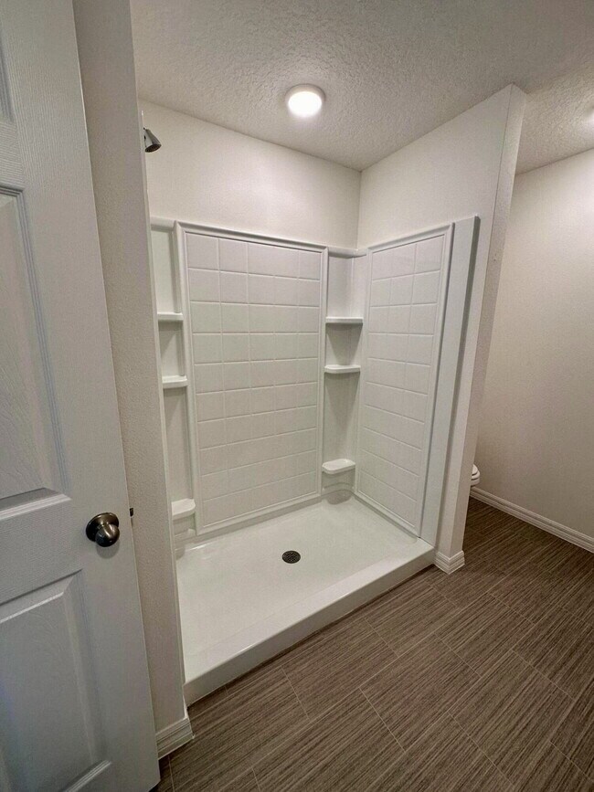 Building Photo - Large Family Home