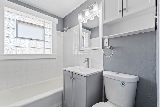 Building Photo - Charming 2-Bedroom unit with Modern Updates