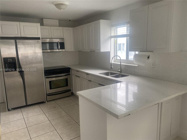 Building Photo - 3251 SW 67th Ave