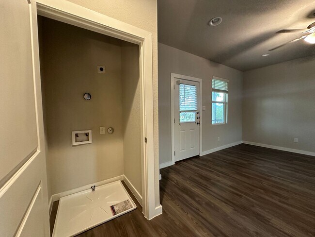 Building Photo - Townhome for Rent