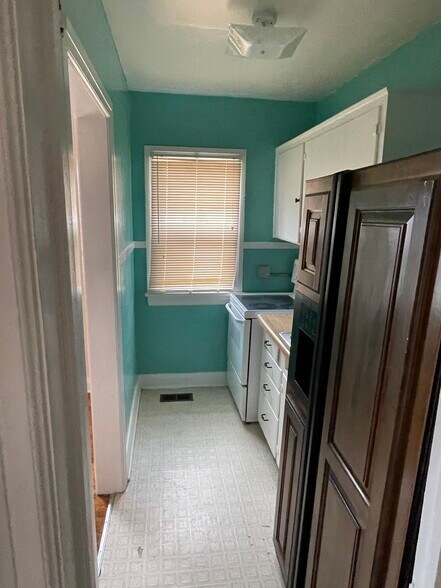 Kitchen - 542 N Broadway Ave