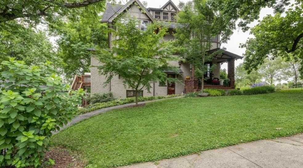 Building Photo - 1715 Cedar Ln
