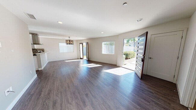 Building Photo - Beautiful 3 bedroom, 2 bath house in Woodl...