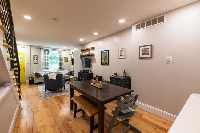 Building Photo - Two Bed East Kensington Townhouse