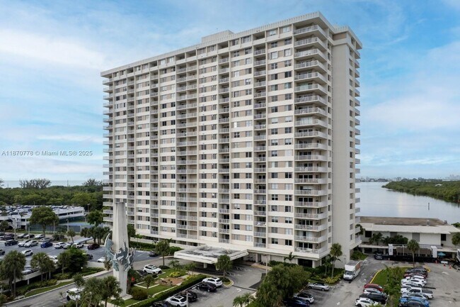 Building Photo - 300 Bayview Dr