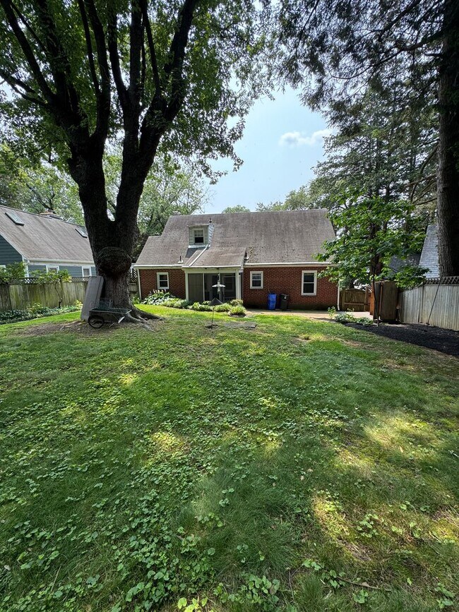 Building Photo - Spacious Three Bedroom Silver Spring House...