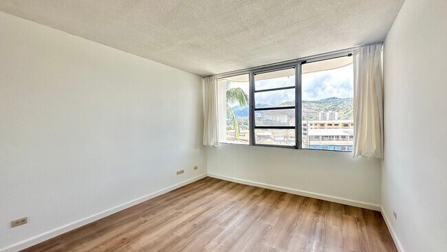 Building Photo - SPACIOUS 2 BED/2 BATH/1 PRKG, Washer/Dryer...