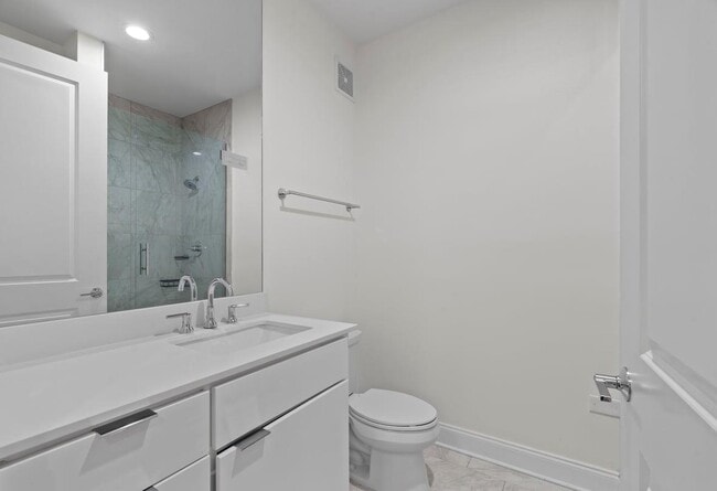 Building Photo - 717 Riverside Dr