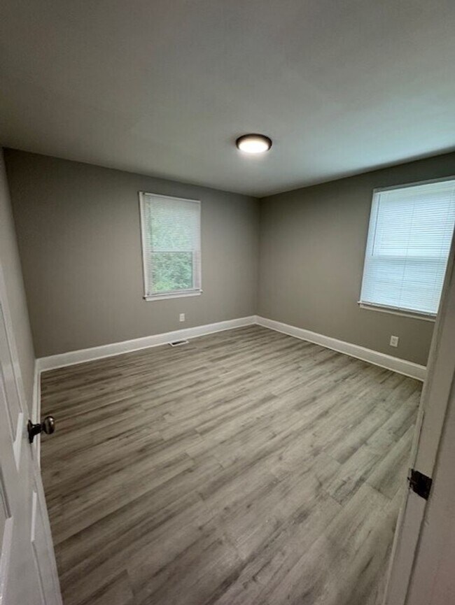 Building Photo - 3 Bedroom 1 bath  Remodeled Home