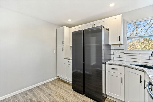 Building Photo - Updated 3 Bed 2 Bath in Penn Hills! Available MAY