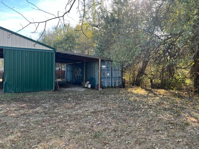 Building Photo - Country Living with all the Extras!