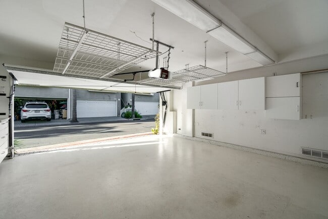 Building Photo - Stunning Waterfront Townhome in Huntington Beach!