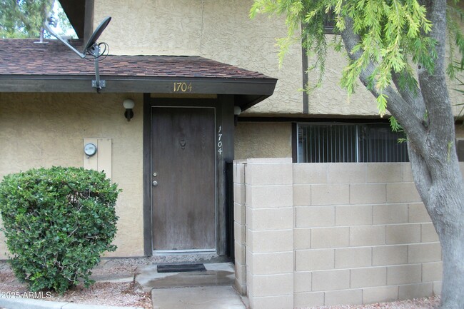 Primary Photo - 1704 W Village Way