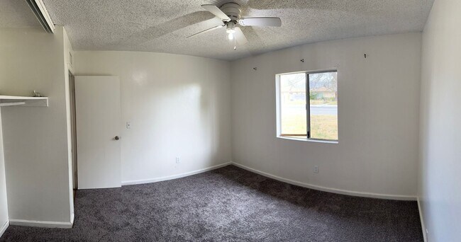 Building Photo - 3 Bedroom / 2 Bathroom Pool Home In Hemet