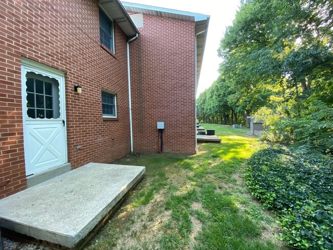 Building Photo - Lovely 2 Bedroom Townhouse with Private Pa...