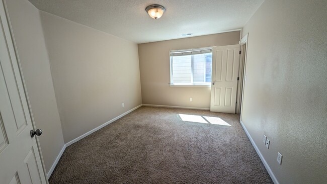 Building Photo - Great four bedroom home in Aloha!