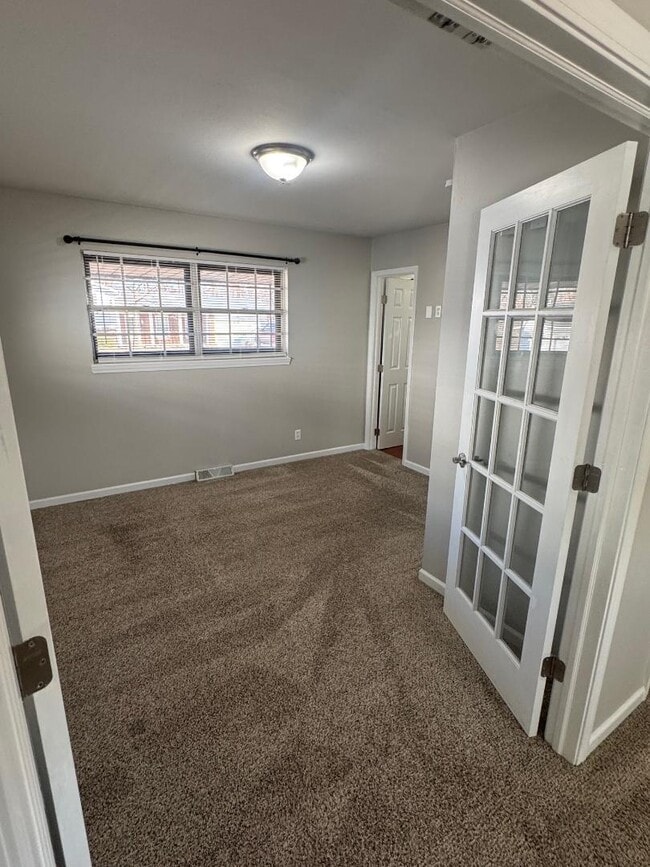 Building Photo - 709 Plaza Dr