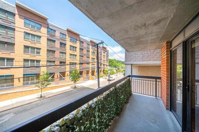 Building Photo - 759 2nd St