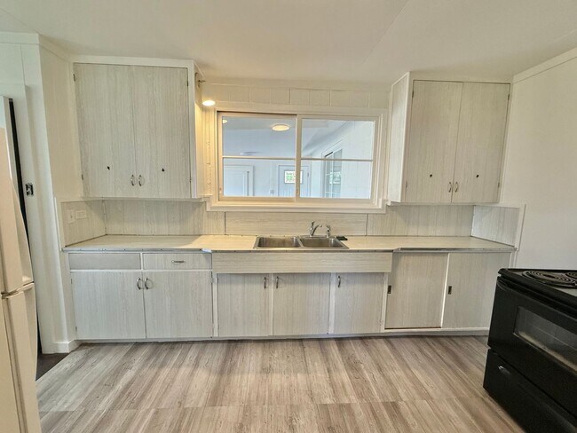 Building Photo - 4 Bedroom / 1.5 Bathroom Home on a Large L...