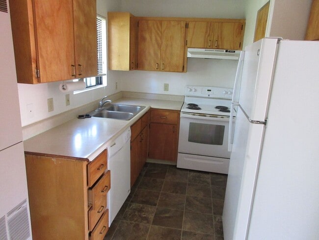 Building Photo - 2 bedroom, 1.5 bathroom, 2 condo near SUU