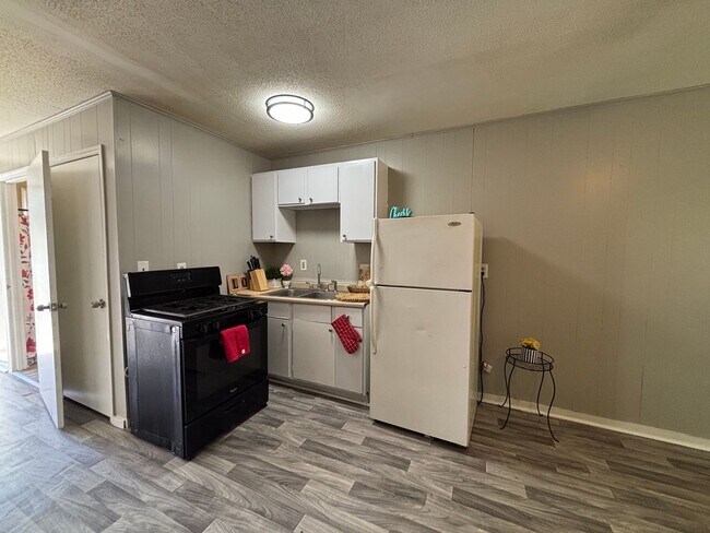 Building Photo - 390 N King St