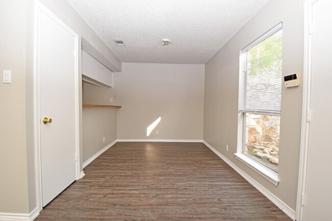 Building Photo - King Albert