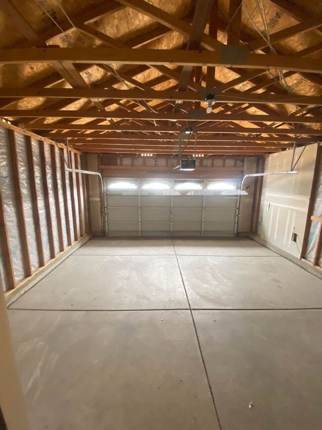 Building Photo - Charming 3 Bedroom