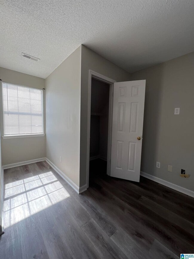 Building Photo - Beautifully Maintained 3BR Home with Extra Living Space