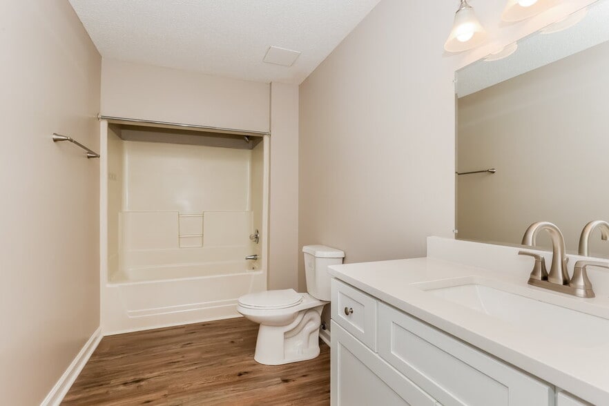 Building Photo - 2409 Racquet Club Dr