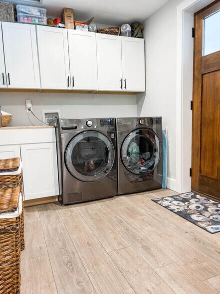 Laundry and mud room leads to side porch which leads to the back porch and large fenced in back yard - 303 Woodland Shores Rd