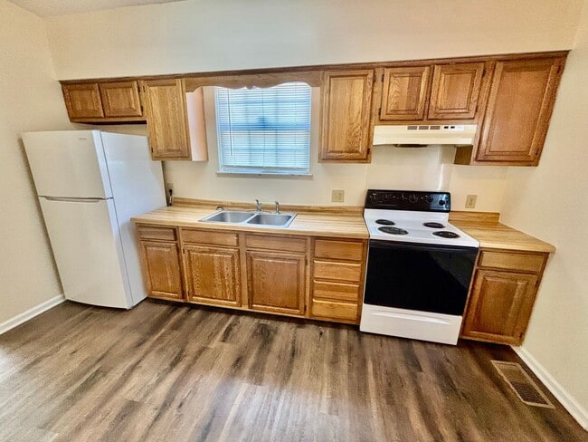 Building Photo - 2 Bedroom Duplex within walking distance o...