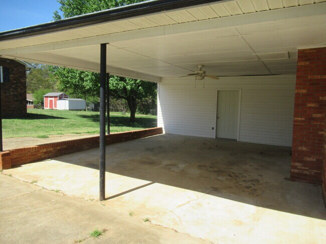 Building Photo - Charming 3-Bedroom Brick Home for Rent on the West Side of Lincolnton!