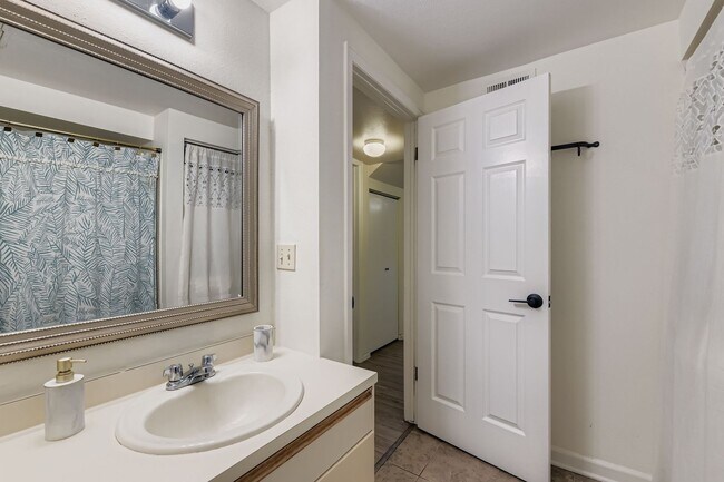 Building Photo - Peaceful 2BR Retreat Near Bobolink Trail