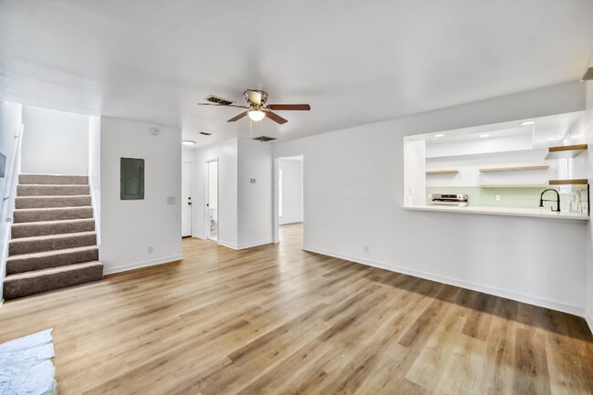 Building Photo - 1304 Magnolia Cir E