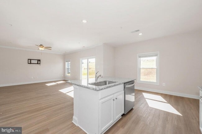 Building Photo - 9962 Roulette Dr