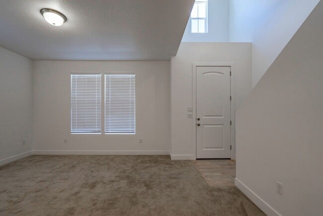 Building Photo - Well Maintained, 3 Bedroom and 2.5 Bathroo...