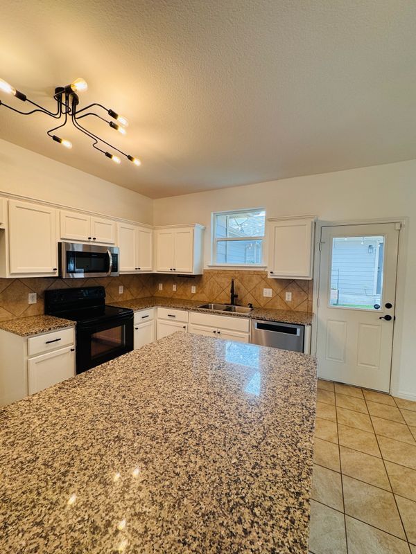 Building Photo - 402 Crater Lake Dr