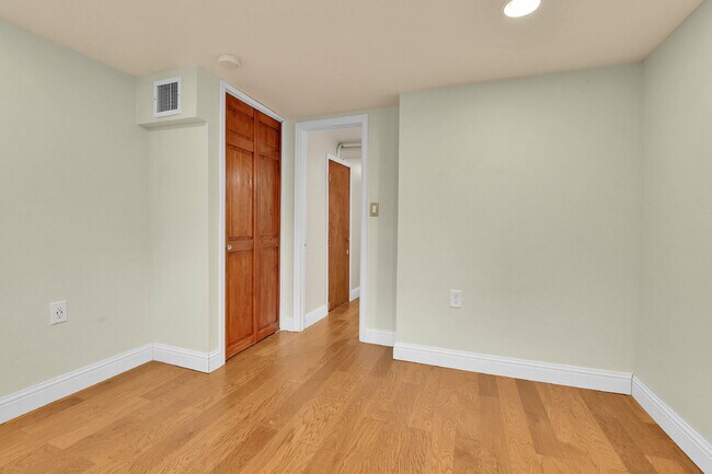 Building Photo - 3 Bedroom 2 Bathroom Home Available August 7th!