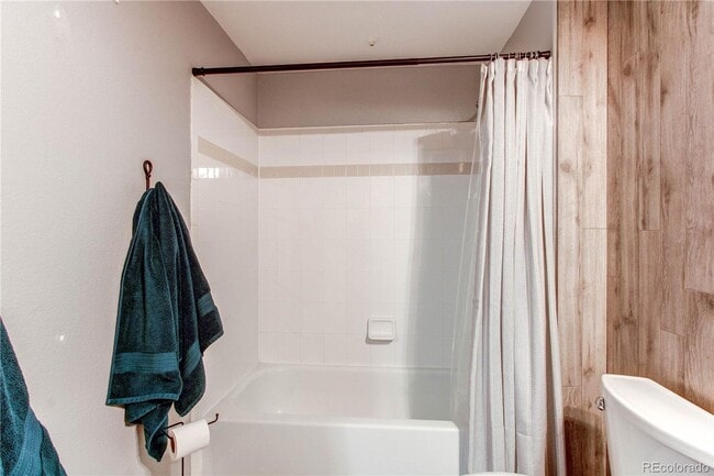 Building Photo - LOCATION LOCATION!! 2-bed 2-bath condo loc...