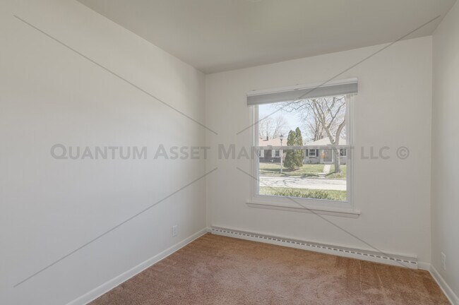 Building Photo - 5415 N Lydell St