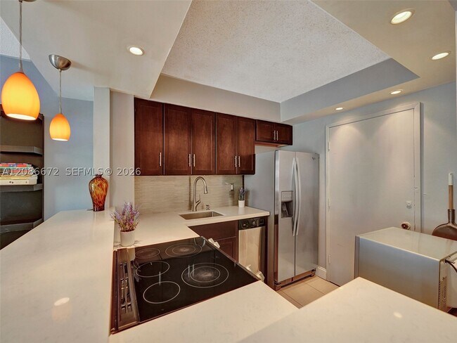 Building Photo - 1658 Bay Dr E