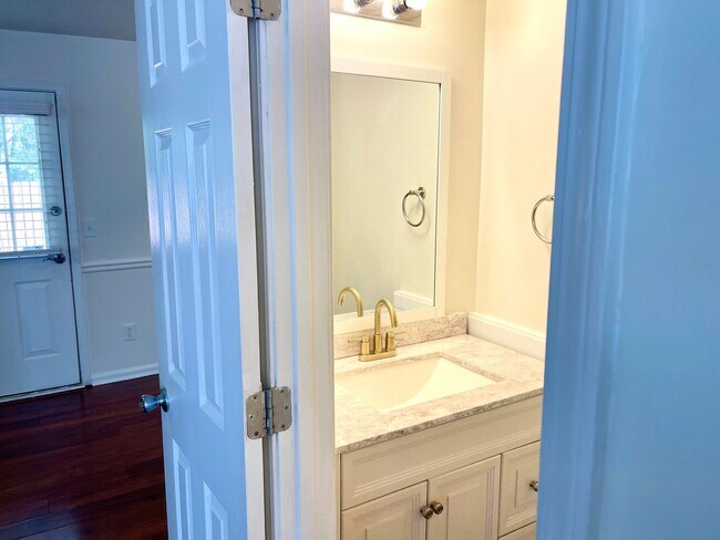 Building Photo - Welcome to this charming 3-bedroom, 3-bath...